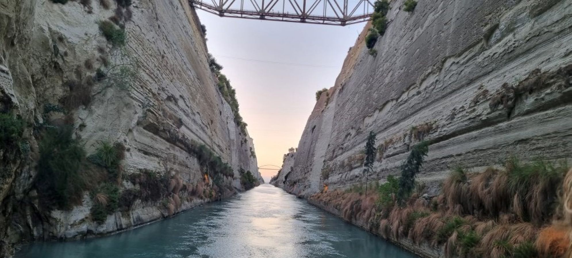 Συναγερμός στον Ισθμό: Σορός γυναίκας στη Διώρυγα της Κορίνθου